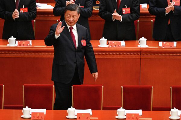中國國家主席習近平在抵達北京人民大會堂參加中國共產黨第二十次全國代表大會開幕式時揮手致意。 - 俄羅斯衛星通訊社