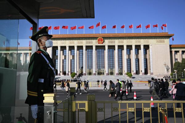 二十大代表抵達人民大會堂參加中國共產黨第二十次全國代表大會的開幕式，圖為大會堂門前的一名保安人員。 - 俄羅斯衛星通訊社
