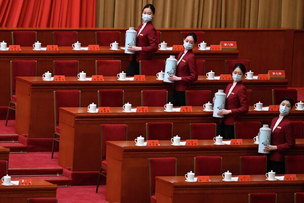 在人民大會堂舉行的中國共產黨第二十次全國代表大會開幕式前，服務人員在端茶。 - 俄羅斯衛星通訊社