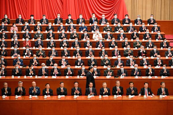 在人民大會堂舉行的中國共產黨第二十次全國代表大會開幕式上，中國國家主席習近平行走在代表們中間。 - 俄羅斯衛星通訊社