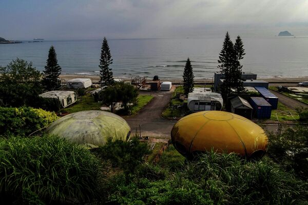新北翡翠湾沙滩上造型为不明飞行物的废弃房屋。 - 俄罗斯卫星通讯社