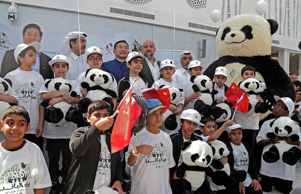 為大熊貓“京京”和“四海”來到卡塔爾多哈舉行的歡迎儀式。卡塔爾市政部公園司司長胡里、中國駐卡塔爾大使周劍、中國野生動物保護協會秘書長武明錄等近500人參加歡迎儀式。 - 俄羅斯衛星通訊社