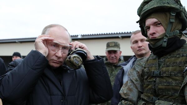普京在视察动员人员训练情况时亲自使用狙击枪射击 - 俄罗斯卫星通讯社