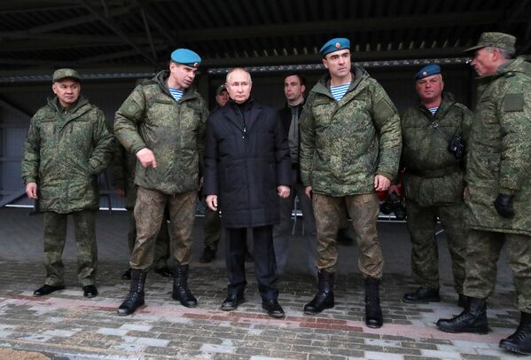 2022年10月20日，普京訪問了位於梁贊地區的西部軍區訓練場，檢查動員人員的準備情況。左一：俄防長紹伊古。 - 俄羅斯衛星通訊社