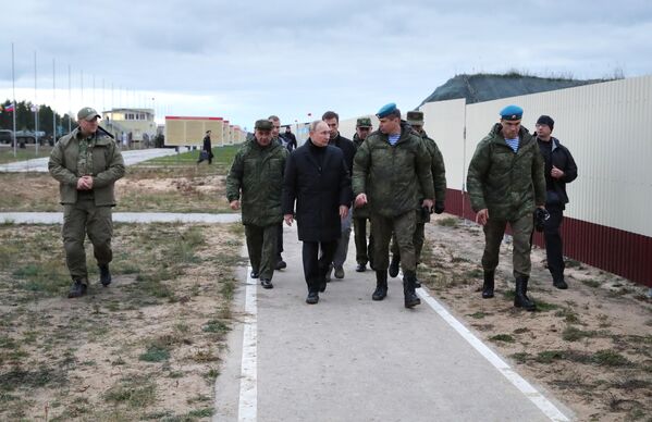 2022年10月20日，普京訪問梁贊地區西部軍區的一個軍事訓練區，視察動員人員的訓練情況。 - 俄羅斯衛星通訊社