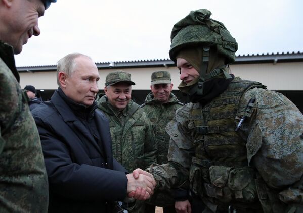 2022年10月20日，普京访问梁赞地区西部军区的一个军事训练场，视察动员人员的训练情况。左侧：空降兵副司令阿纳托利·康采沃中将。左三：俄防长绍伊古。 - 俄罗斯卫星通讯社