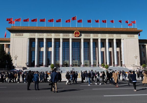 人民大會堂外的人們。中國共產黨第二十次全國代表大會於10月16日至22日在此舉行。 - 俄羅斯衛星通訊社