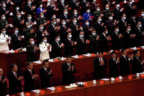 2022年10月22日，中國國家主席習近平（中）和其他代表在人民大會堂舉行的中共二十大閉幕會上鼓掌。 - 俄羅斯衛星通訊社