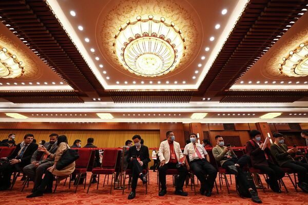 2022年10月22日，記者們在北京人民大會堂等待入場，參加中國共產黨第二十次全國代表大會閉幕會。 - 俄羅斯衛星通訊社