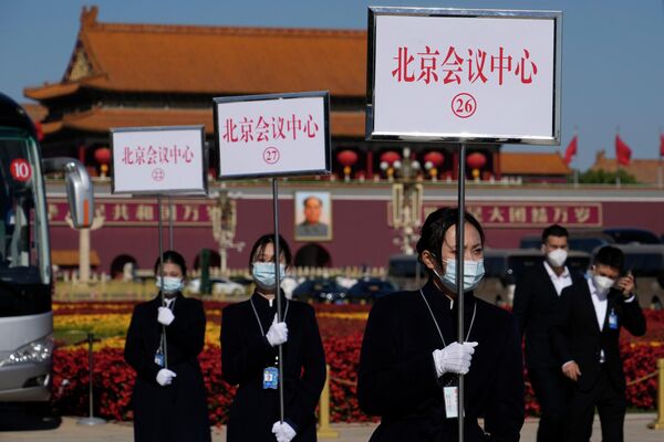2022年10月22日，在北京人民大會堂舉行的中共二十大閉幕會後，巴士引導員手持標誌引導代表們。 - 俄羅斯衛星通訊社