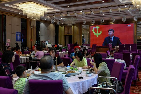 中国共产党中央委员会总书记习近平出席中外记者见面会。 - 俄罗斯卫星通讯社