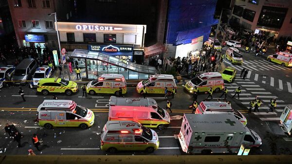 Сеульские спасатели помогают пострадавшим и вывозят погибших с улицы, где во время празднования Хэллоуина из-за давки остановилось сердце у десятков людей, Южная Корея - 俄羅斯衛星通訊社