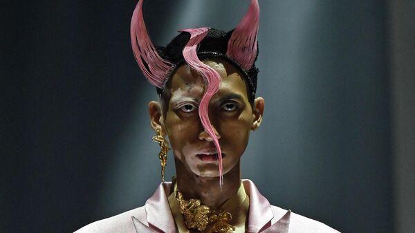 一名模特在雅加达时装周上展示Harry Halim的作品  - 俄罗斯卫星通讯社