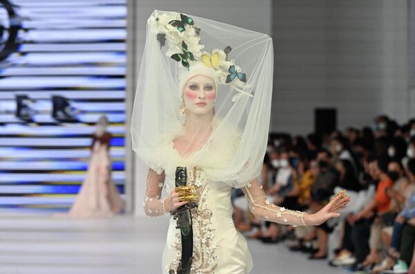 2022年10月29日，在雅加达时装周上，一名模特展示Xavier的作品。 - 俄罗斯卫星通讯社