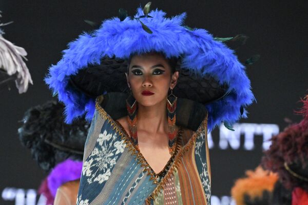 这张照片拍摄于2022年10月28日，在雅加达举行的雅加达时装周上，一名模特展示了Dekranasda NTT的作品，该作品采用了印度尼西亚东努沙登加拉省的传统面料。 - 俄罗斯卫星通讯社