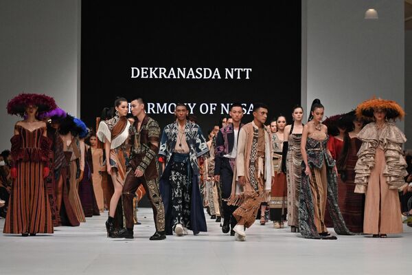 2022年10月28日，在雅加达时装周期间，模特展示了由Dekranasda NTT创作的作品，这些作品以印尼东努沙登加拉省的传统面料为特色。 - 俄罗斯卫星通讯社