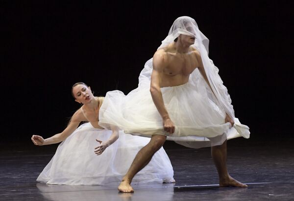 芭蕾舞演員加拉西·佩雷斯·奧洛雷斯和莫魯斯·高迪爾在克里姆林宮舞台舉行的&quot;21世紀芭蕾之星&quot;音樂會上表演。 - 俄羅斯衛星通訊社