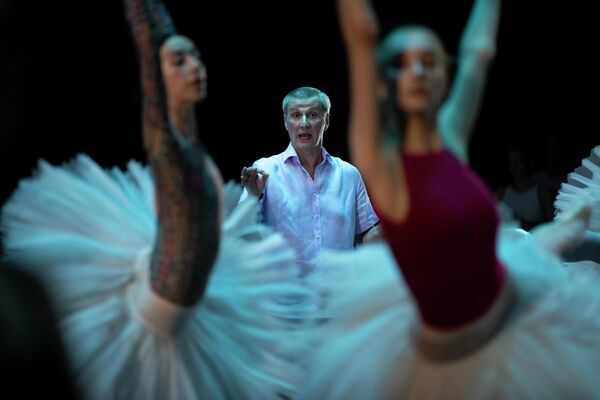 2019年6月11日，莫斯科大劇院芭蕾舞團芭蕾總監馬哈爾·瓦齊耶夫在為演員排練。他認為，俄羅斯芭蕾舞團必須牢牢扎根於它最擅長的領域——表演經典，但也需要為它們注入新的生命力。(攝影：AP/Alexander Zemlianichenko) - 俄羅斯衛星通訊社