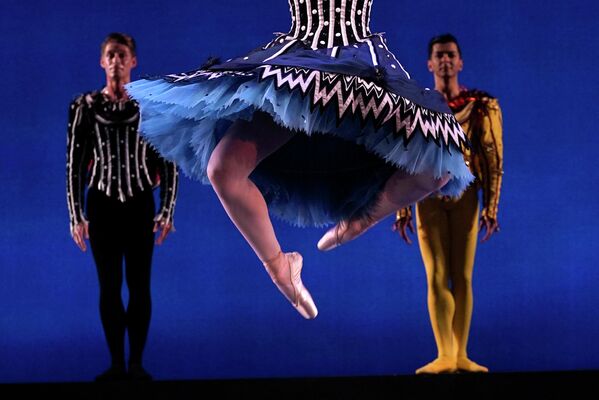 2022年8月16日，紐約喬伊斯劇院，薩拉索塔芭蕾舞團的舞者彩排弗雷德里克·阿什頓爵士1956年作品《生日獻禮》中的一個場景。 (攝影：TIMOTHY A. CLARY / AFP) - 俄羅斯衛星通訊社