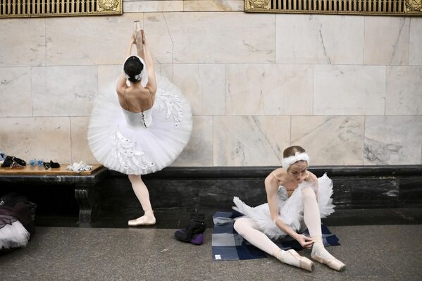 莫斯科Novoslobodskaya地鐵站，芭蕾舞者在演出前。&quot;地鐵芭蕾之夜 &quot;是為紀念莫斯科交通日而舉辦的。 - 俄羅斯衛星通訊社