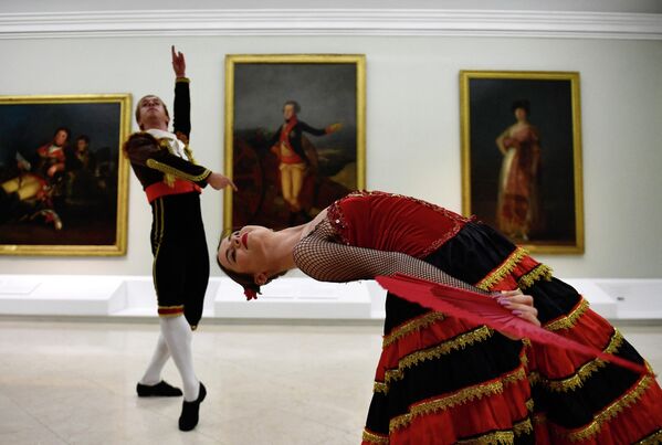 2017年7月10日，來自聖彼得堡的舞者在馬德里一家博物館表演 《天鵝湖 》中的一幕。 (攝影：PIERRE-PHILIPPE MARCOU / AFP) - 俄羅斯衛星通訊社