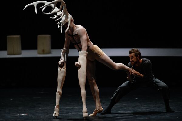 在新西伯利亞歌劇芭蕾舞劇院（NOVAT），獨唱演員米哈伊爾·德格特亞列夫扮演馴鹿，丹尼斯·馬特維延科（Denis Matvienko）扮演培爾·金特（Per Gynt）。 - 俄羅斯衛星通訊社