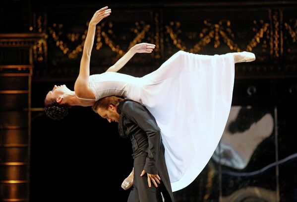 2012年8月15日，澳大利亞悉尼首都劇場，俄羅斯聖彼得堡艾夫曼芭蕾舞團的舞者Nina Zmievets（飾演安娜·卡列尼娜）和Oleg Markov（飾演阿列克謝·卡列寧）為舞劇《安娜·卡列尼娜》進行帶妝彩排。 (AP Photo/Rick Rycroft) - 俄羅斯衛星通訊社