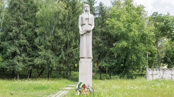 破壞者用納粹符號塗抹位於摩爾多瓦北部的蘇軍戰士紀念碑 - 俄羅斯衛星通訊社