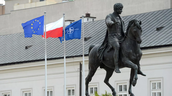 波蘭、歐盟和北約旗幟 - 俄羅斯衛星通訊社