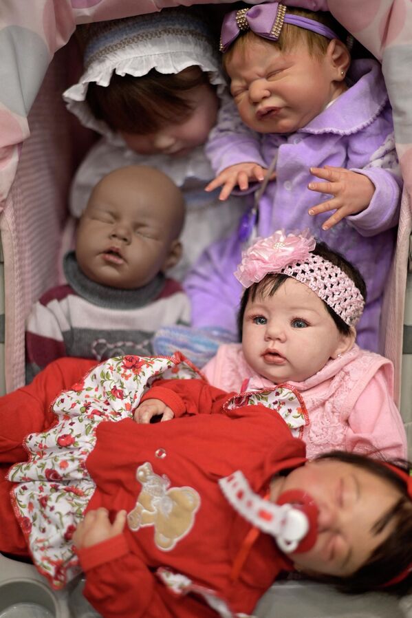 2022年11月6日，一個超級逼真的洋娃娃在巴西米納斯吉拉斯州貝洛奧里藏特市的一個購物中心展出。這款名為“重生娃娃”的超級仿真娃娃的售價約1300美元，娃娃身上有指甲、睫毛、靜脈、褶皺和斑點等細節，看起來就像真的嬰兒。(圖片來源:DOUGLAS MAGNO /法新社) - 俄羅斯衛星通訊社