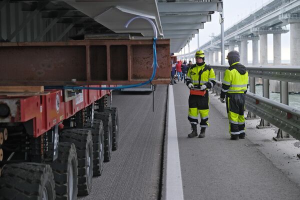 施工人员对克里米亚公路桥受损跨梁进行修复工作，上部结构已提前进入安装位置，并将在未来几天内进行最后安装。 - 俄罗斯卫星通讯社