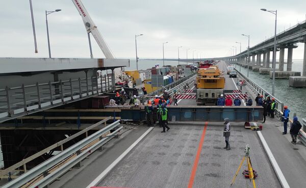 施工人员对克里米亚公路桥受损跨梁进行修复工作，上部结构已提前进入安装位置，并将在未来几天内进行最后安装。 - 俄罗斯卫星通讯社