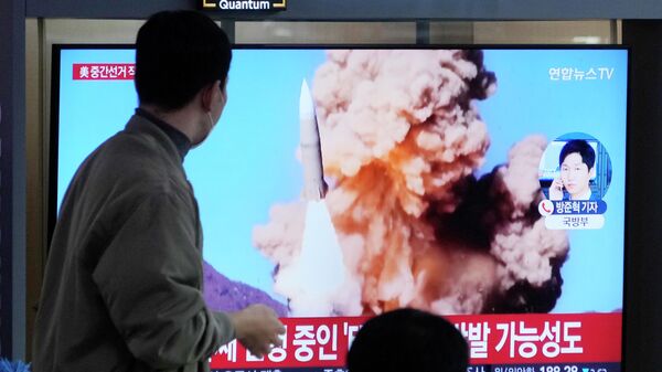 Трансляция запуска северокорейской ракеты во время программы новостей на Сеульском железнодорожном вокзале  - 俄羅斯衛星通訊社