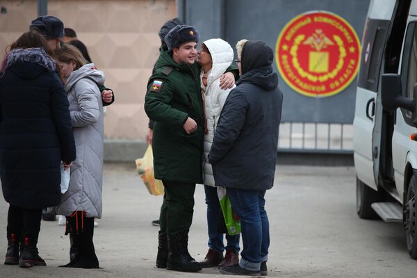 伏爾加格勒，應徵入伍者於出發前在伏爾加格勒州徵兵站和親人們告別。 - 俄羅斯衛星通訊社