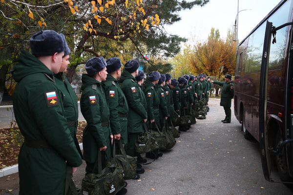 伏爾加格勒，伏爾加格勒州徵兵站裡列隊準備出發的新兵們。 - 俄羅斯衛星通訊社
