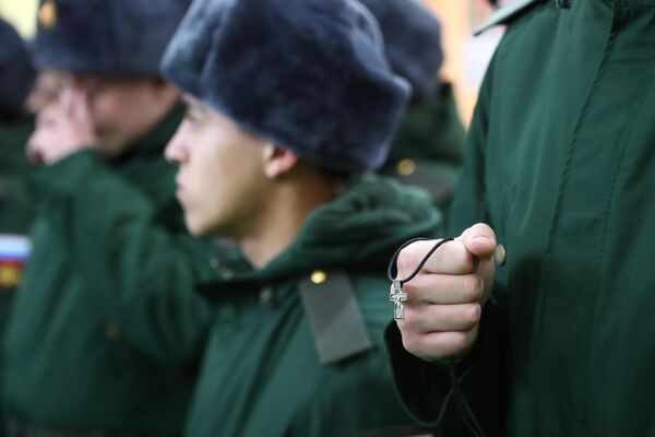伏爾加格勒，伏爾加格勒州徵兵站裡列隊準備出發的新兵手持東正教十字架。 - 俄羅斯衛星通訊社