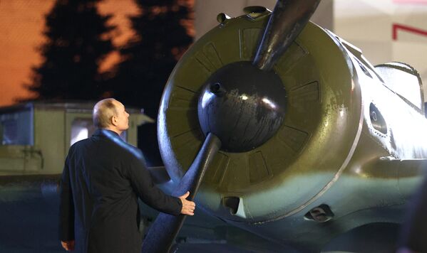 俄羅斯總統普京參觀互動軍事展，紀念莫斯科保衛戰和1941年紅場閱兵81週年。 - 俄羅斯衛星通訊社