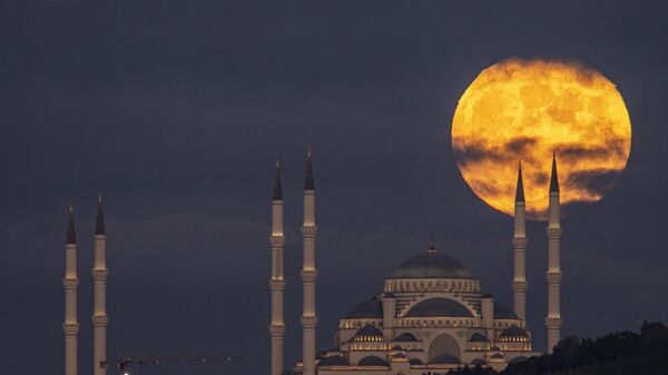 Лунное затмение за мечетью Камлика в Стамбуле - 俄羅斯衛星通訊社