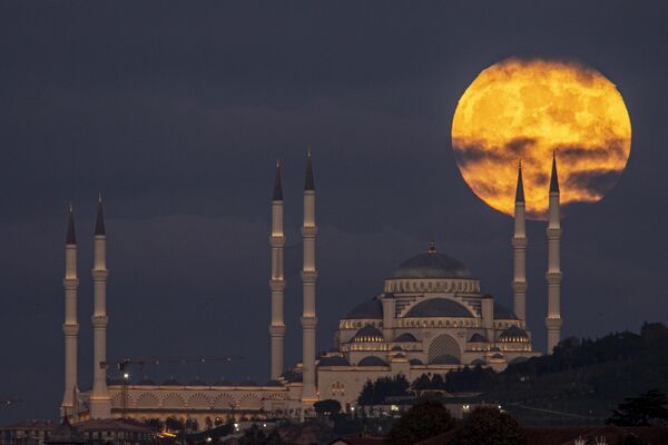 恰姆勒贾清真寺上方升起的满月。 - 俄罗斯卫星通讯社