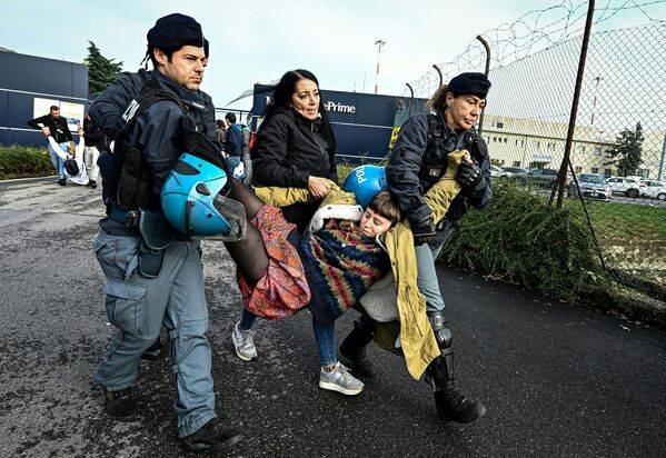 意大利米蘭警方拘捕要求取消私人航班和徵收環境污染稅的環保人士。 - 俄羅斯衛星通訊社