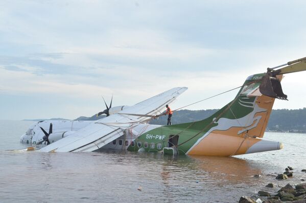 救援人员打捞出一架坠毁在维多利亚湖的坦桑尼亚精密航空公司的客机，当时该飞机上有43名乘客。 - 俄罗斯卫星通讯社