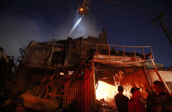 伊拉克巴格达，消防队员在大楼火灾现场作业。 - 俄罗斯卫星通讯社