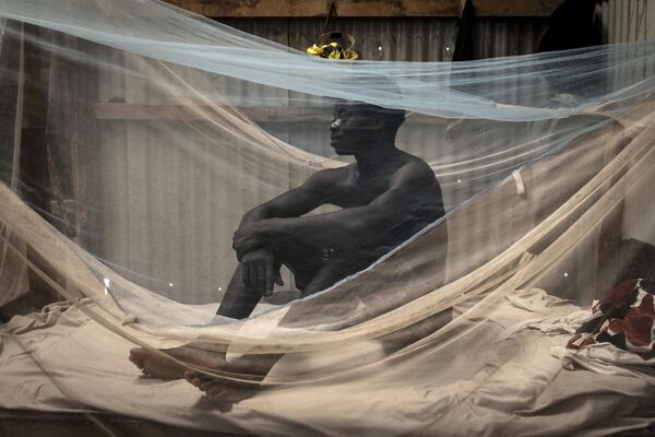 加姆尼亚久，一名塞拉利昂建筑工人坐在营地的床上。 - 俄罗斯卫星通讯社