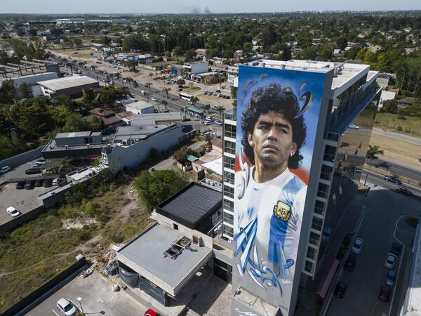 阿根廷，布宜諾斯艾利斯郊區一棟建築物牆上的馬拉多納的畫像。 - 俄羅斯衛星通訊社