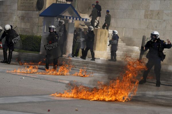 雅典，在希腊议会大厦外的抗议活动中，示威者朝警方投掷燃烧瓶。 - 俄罗斯卫星通讯社