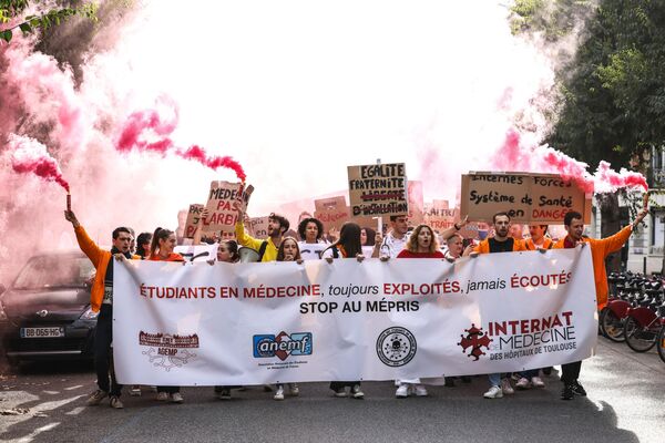 法國圖盧茲醫學生舉行示威活動反對社會保障融資法案中增加一年的醫學研究。 - 俄羅斯衛星通訊社