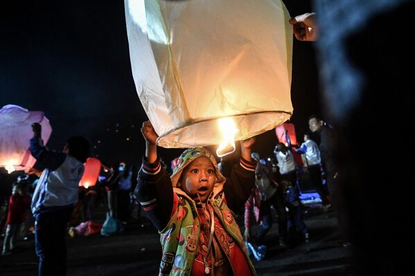 緬甸曼德勒彬烏倫鎮，一個小男孩在燈光節上放氣球。 - 俄羅斯衛星通訊社