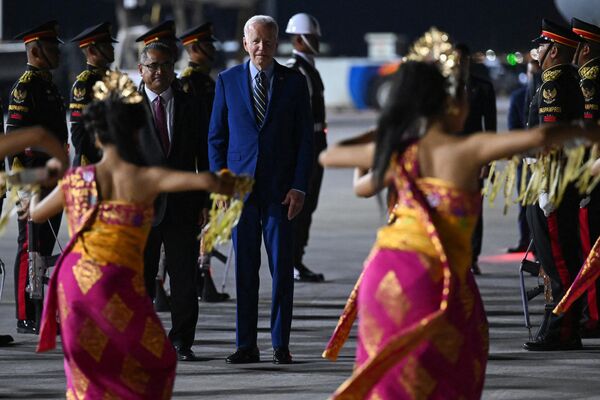 2022年11月13日，美国总统乔·拜登(中)乘坐空军一号抵达印尼巴厘岛的登巴萨国际机场，参加G20峰会。 - 俄罗斯卫星通讯社