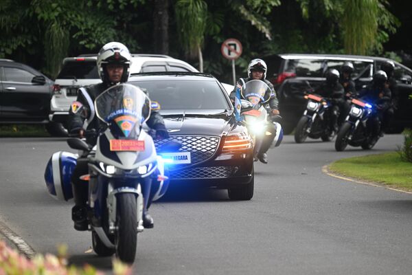 G20巴厘岛峰会前阿根廷总统阿尔韦托·费尔南德斯的车队。第17次G20峰会于11月15日至16日在印尼巴厘岛举行，俄罗斯外长谢尔盖·拉夫罗夫代表俄罗斯出席。 - 俄罗斯卫星通讯社