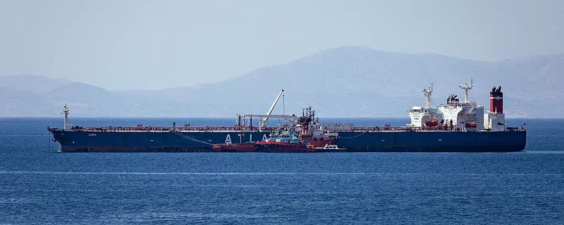 伊朗海軍在阿曼灣扣留一艘違法船舶，這是一艘油輪，好像是美國的 - 俄羅斯衛星通訊社, 1920, 28.04.2023